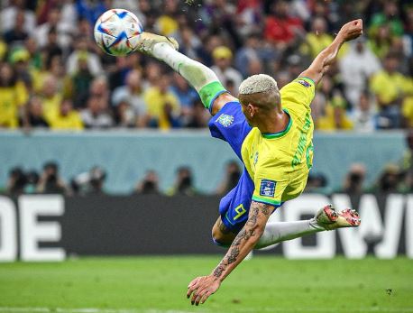 Richarlisson fazendo gol pelo Brasil na Copa