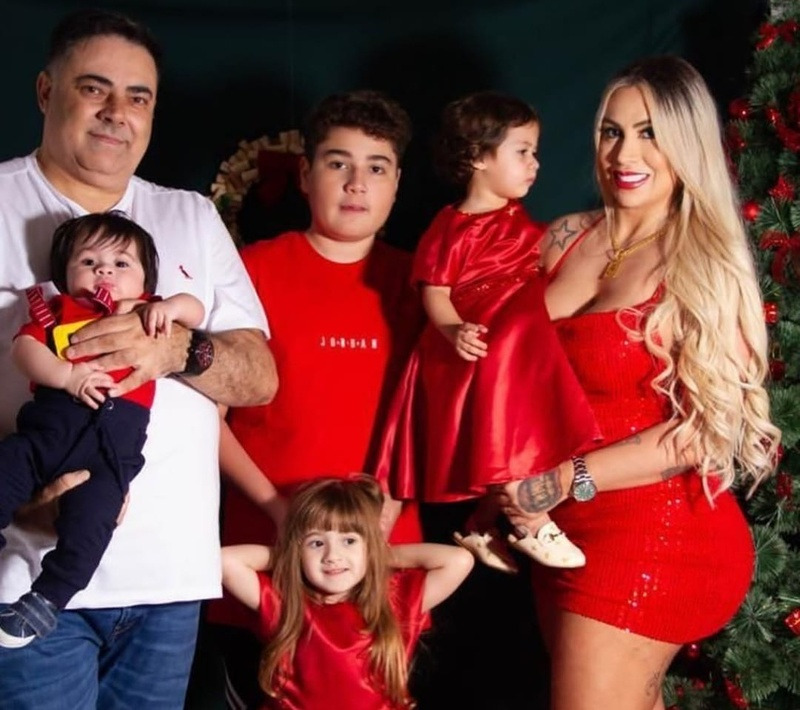 Juju Ferrari revela abrir mão de babás para cuidar dos 4 filhos