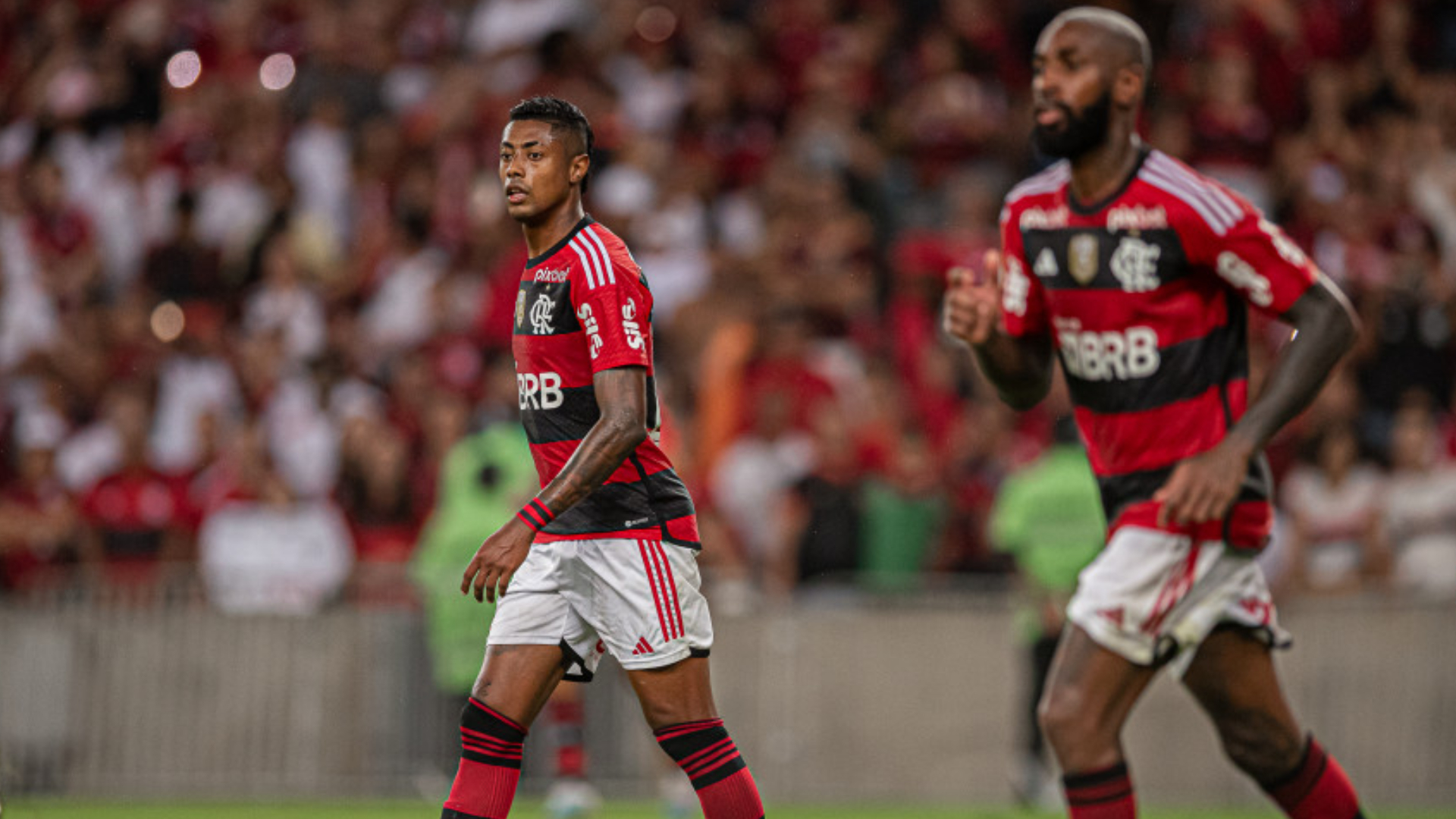 Gerson e Bruno Henrique em jogo pelo Flamengo